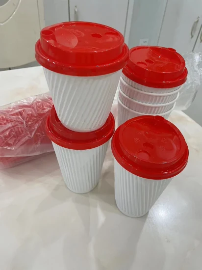 Couvercle de tasse à café à emporter utilisation boisson chaude/froide tasses à café jetables rouge noir blanc couvercle en plastique PP/PS pour tasse